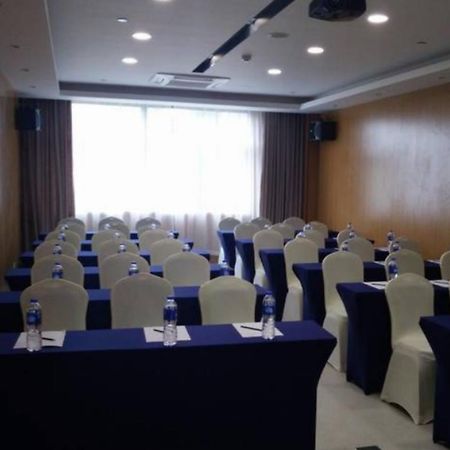 Holiday Inn Express Shanghai Nanhuizui Xangai Exterior foto