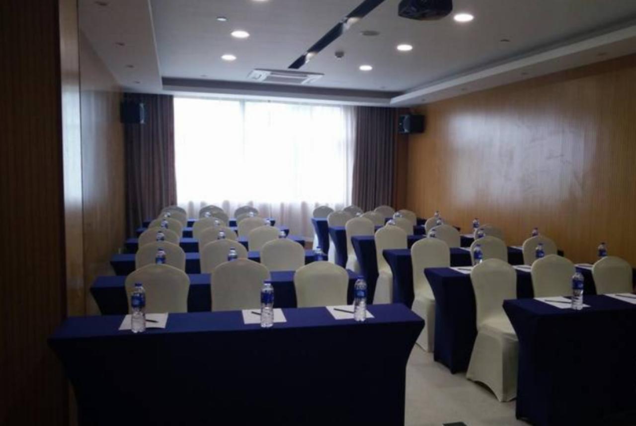 Holiday Inn Express Shanghai Nanhuizui Xangai Exterior foto